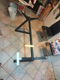 tavolo in vetro temperato e gambe in acciaio nero