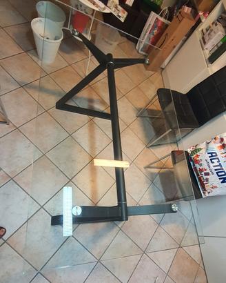 tavolo in vetro temperato e gambe in acciaio nero