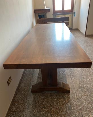 Tavolo, panche e credenza
