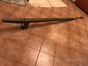 Antico aratro di legno da collezione