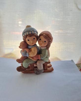 Statuina di bimbi con slitta