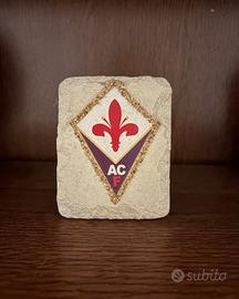 Stemma ACF Fiorentina in pietra