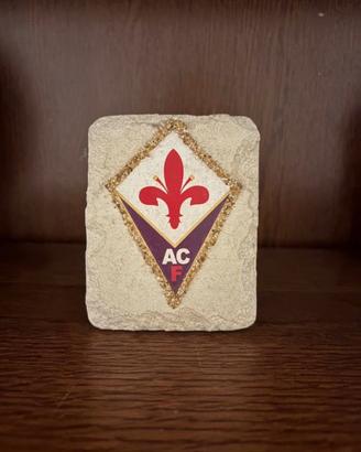 Stemma ACF Fiorentina in pietra