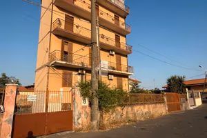 RAPISARDI - Ampio 4 vani luminoso con posto auto