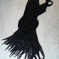 Abito nero con perline e pailettes