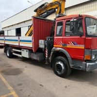 IVECO 145.17 CON GRU