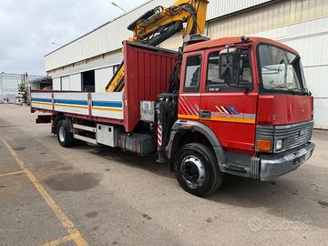 IVECO 145.17 CON GRU