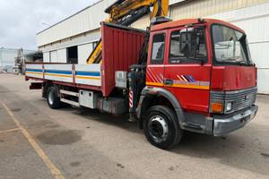 IVECO 145.17 CON GRU