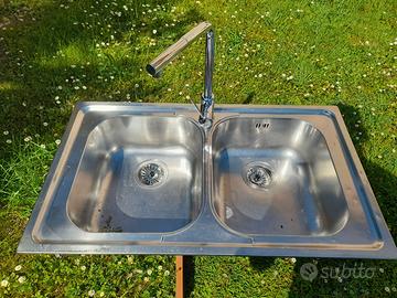 Lavello da cucina a 2 vasche con miscelatore