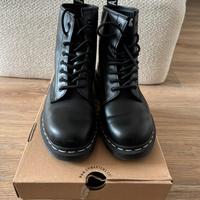 Dr. Martens nere cuciture bianca TG. 40