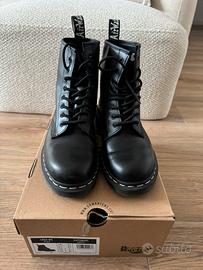 Dr. Martens nere cuciture bianca TG. 40
