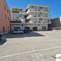 SS 113 CARINI: LOCALE C/1 CON AMPIO PARCHEGGIO