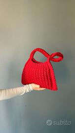 Borsa all’uncinetto rossa fatta a mano