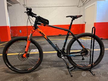 KTM mountainbike colore nero