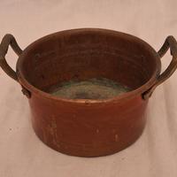 Pentola d'epoca piccola in rame stagnato. 