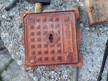 chiusino in ghisa c 250 per pozzetto 20x20