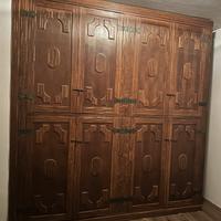 Armadio vintage in legno massello