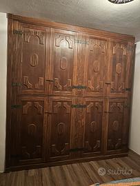 Armadio vintage in legno massello
