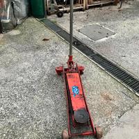 Sollevatore idraulico per auto