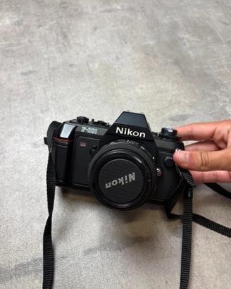 Nikon F-301 con Nikkor 50mm, Tamron 28mm e borsa