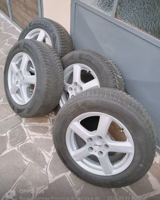 Gomme 215/65  e cerchi in lega