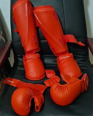 Guantoni e paratibia/piedi Decathlon Rossi