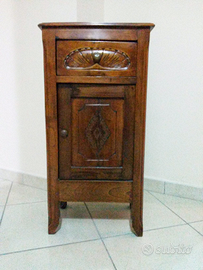 Comodino in noce Nazionale fine anni 800 inizi 900