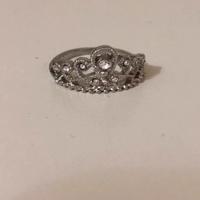 Anello con forma di corona