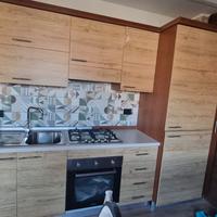 Cucina completa con piano cottura e forno