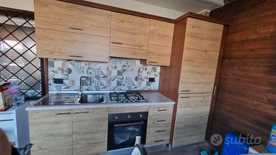 Cucina completa con piano cottura e forno
