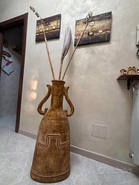 Grande anfora in ceramica con bastoni decorativi