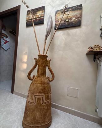 Grande anfora in ceramica con bastoni decorativi