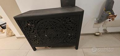 Mobile a Cassetti in Legno Intagliato – Maisons du