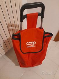 Carrello per spese colore rosso, marchiato COOP.