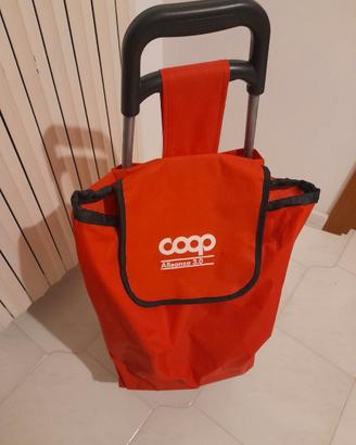 Carrello per spese colore rosso, marchiato COOP.