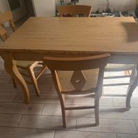 Tavolo in legno massello con 4 sedie