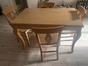 Tavolo in legno massello con 4 sedie