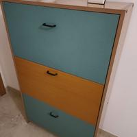 scarpiera in legno con manici neri 