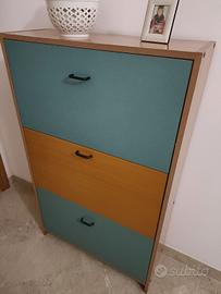 scarpiera in legno con manici neri 