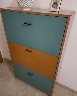 scarpiera in legno con manici neri 