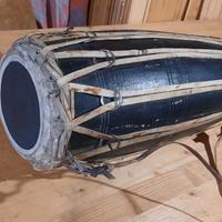 tamburo Madal Nepalese, uno strumento percussione