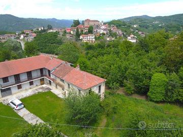 Cascinale con terreno in Langa