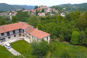 Cascinale con terreno in Langa