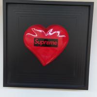 Heart in frame. supreme cuore rosso in cornice in