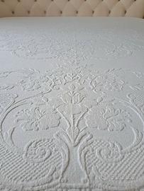 Copriletto bianco antico damascato barocco 