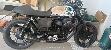 Moto Guzzi V7 3 stone