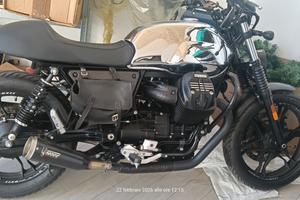 Moto Guzzi V7 3 stone