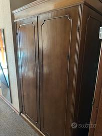 Elegante Armadio Antico a Due Ante in Legno