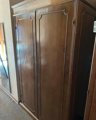 Elegante Armadio Antico a Due Ante in Legno