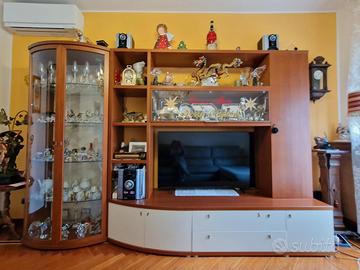 Vetrina, tavolo e sedie